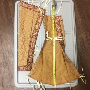 Detachable sleeves for a renaissance dress